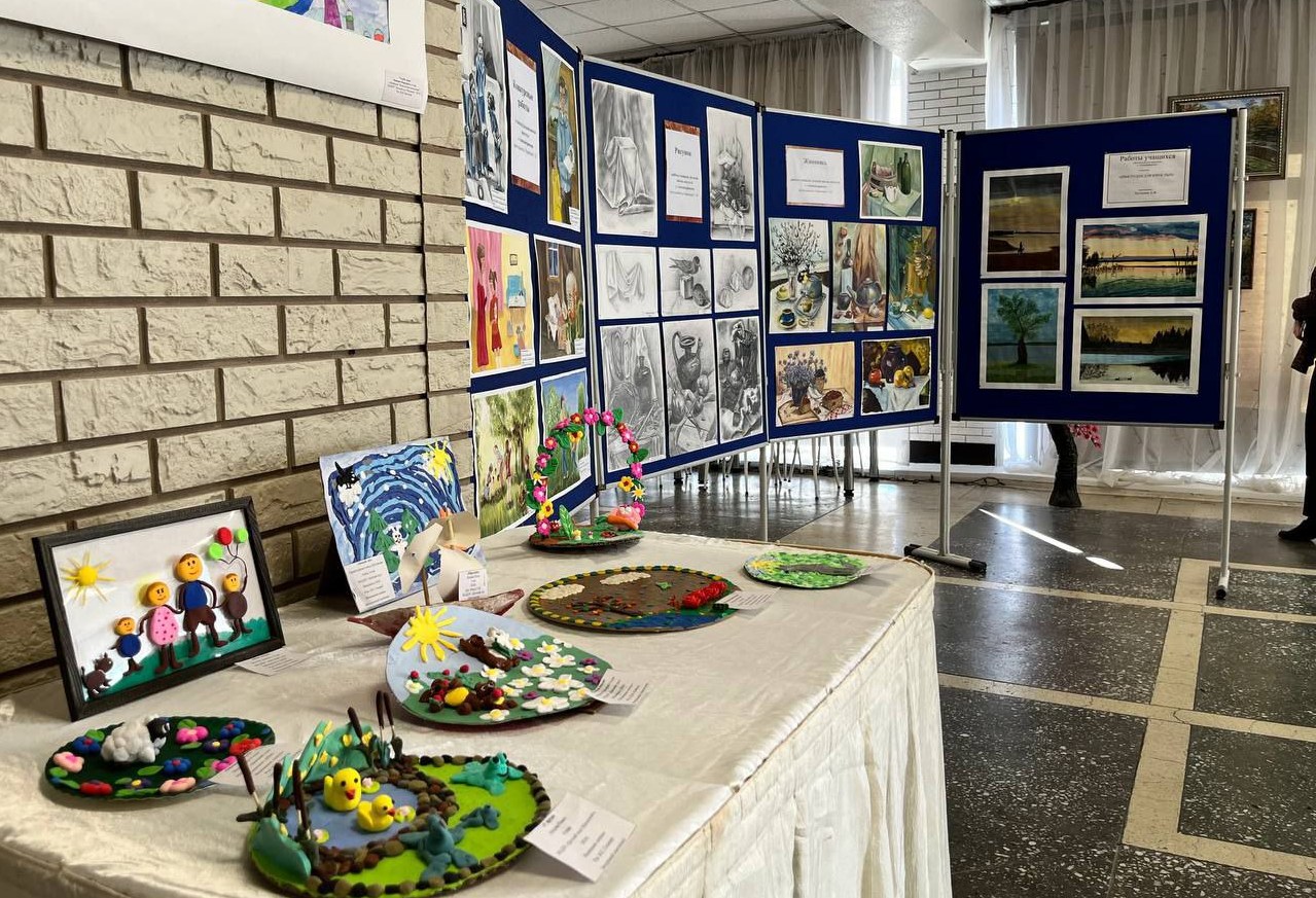 В Доме культуры состоялось открытие второй выставки художественного и декоративно-прикладного творчества под названием «Радуга талантов»