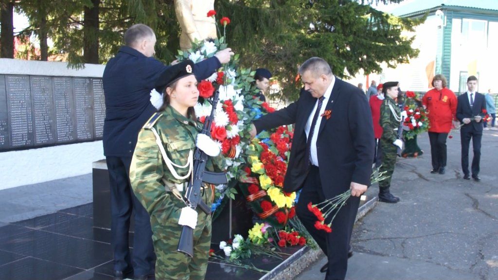 Возложение венков к памятнику