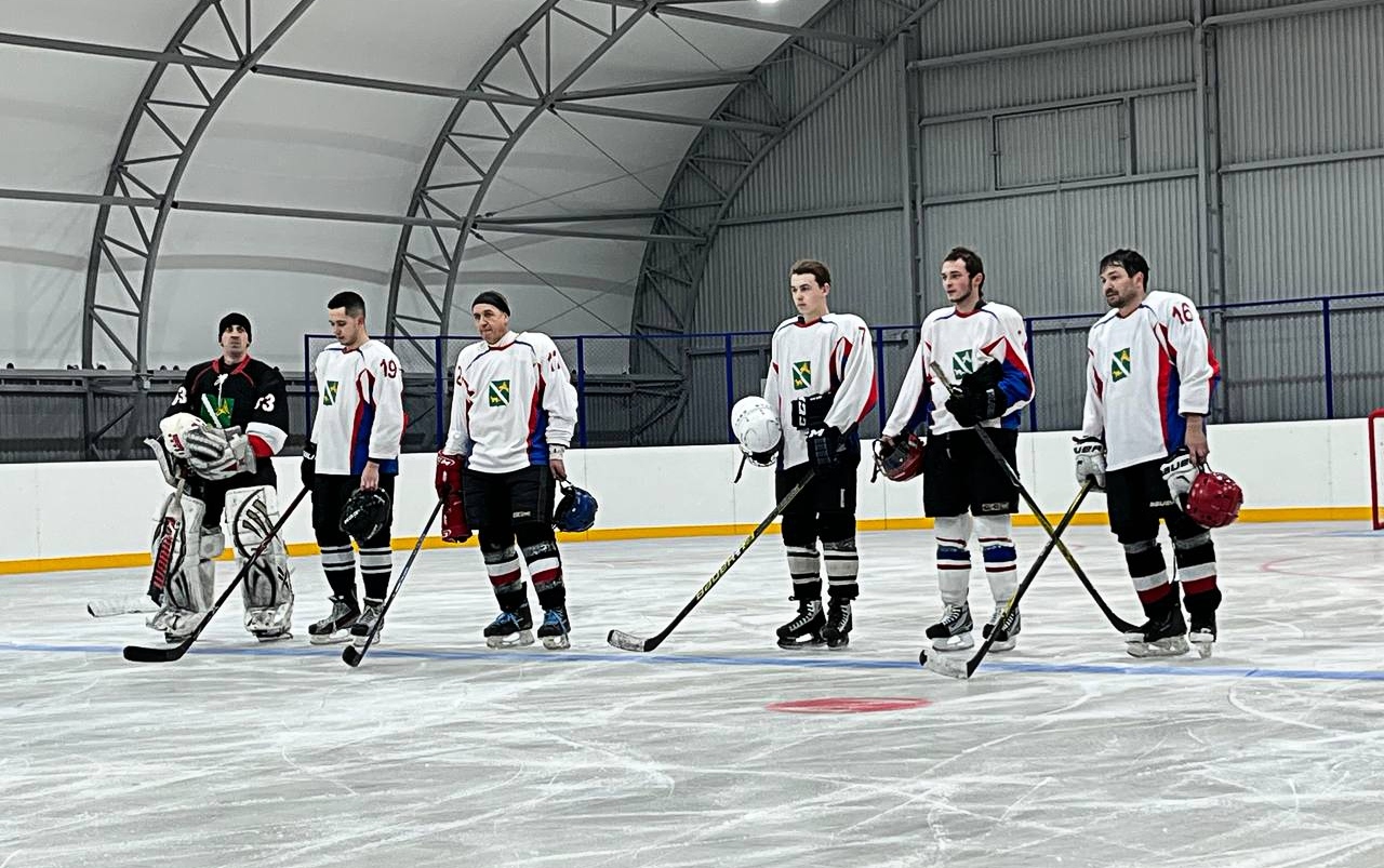 Хоккей на новом уровне: спортивный корт открылся для жителей Александровского района.