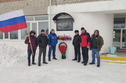 Возложение венков к памятной мемориальной доске погибшим Героям землякам